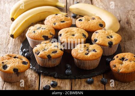 Hausgemachte Diät-Muffins mit Heidelbeeren und Bananen Nahaufnahme auf einem Schieferbrett auf dem Tisch. Horizontal Stockfoto