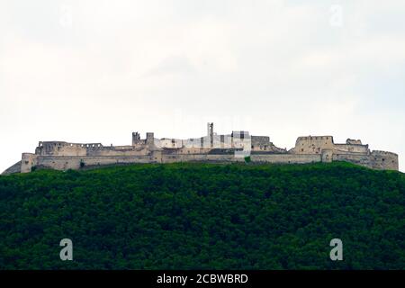 Blick auf Castel Beseno, mittelalterliche Burg entlang des Etschtals, in der Provinz Trient, Italien, vom Radweg aus gesehen Stockfoto