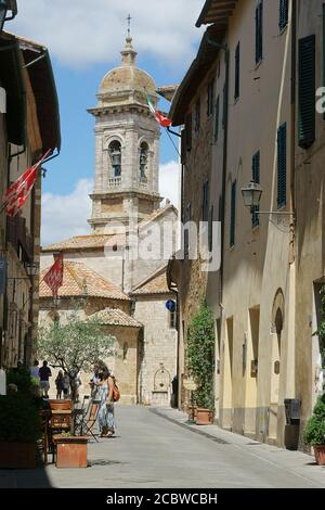 Covid-19 Periode, Via Dante alighieri, Pieve dei santi quirico e giuditta, San Quirico d'orcia, Siena, toskana, Italien Stockfoto