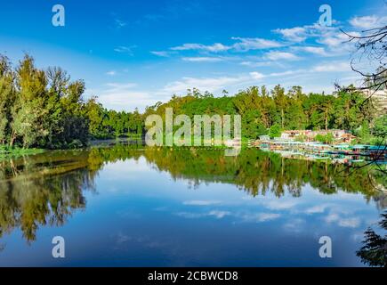 see unberührte mit grünen Wald Wasser Reflexion und hellen blauen Himmel am Morgen Bild wird am ooty See tamilnadu südindien genommen. Es zeigt die b Stockfoto