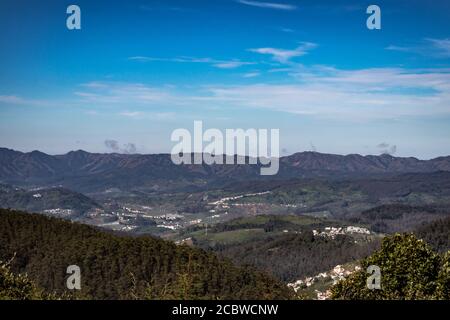 Stadtansicht mit Bergkette und hellblauen Himmel von der Hügelspitze am Tag Bild wird von doddabetta Gipfel ooty indien genommen. Es zeigt die Vogelperspektive Stockfoto