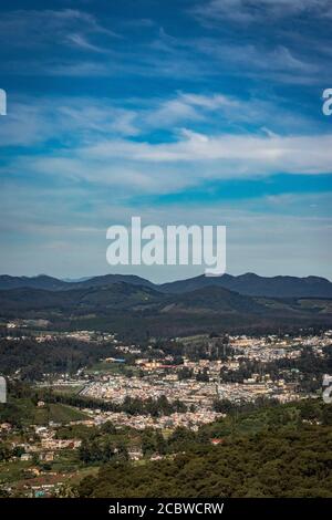 Stadtansicht mit Bergkette und hellblauen Himmel von der Hügelspitze am Tag Bild wird von doddabetta Gipfel ooty indien genommen. Es zeigt die Vogelperspektive Stockfoto