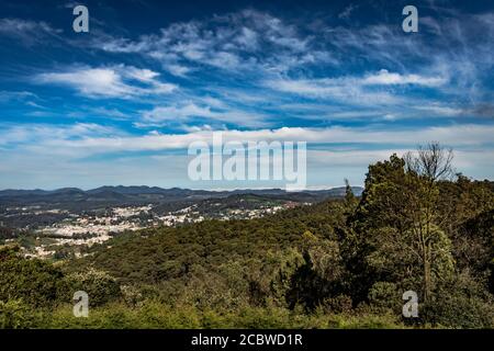 Stadtansicht mit Bergkette und hellblauen Himmel von der Hügelspitze am Tag Bild wird von doddabetta Gipfel ooty indien genommen. Es zeigt die Vogelperspektive Stockfoto