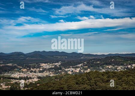 Stadtansicht mit Bergkette und hellblauen Himmel von der Hügelspitze am Tag Bild wird von doddabetta Gipfel ooty indien genommen. Es zeigt die Vogelperspektive Stockfoto