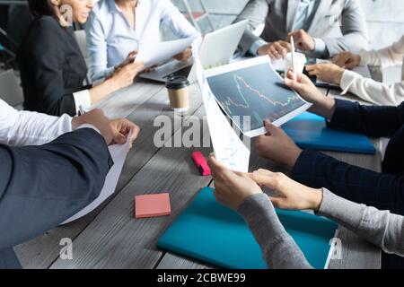 Business Corporate Management Planung Team Konzept, Menschen sitzen um Bürotisch und arbeiten mit Finanzdaten Berichte Stockfoto