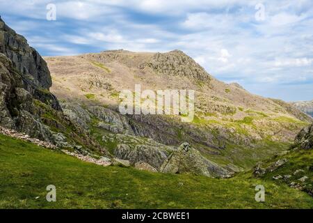 Scafell Pike, Englands höchster Berg, Lake District National Park, Cumbria. Von Foxes Tarn aus gesehen Stockfoto