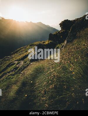 Farbenprächtiger Sonnenuntergang auf der Spitze der österreichischen Alpen - schladminger tauern Stockfoto