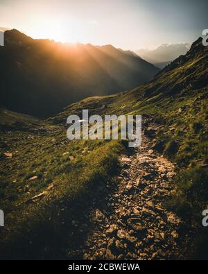 Farbenprächtiger Sonnenuntergang auf der Spitze der österreichischen Alpen - schladminger tauern Stockfoto