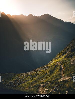 Farbenprächtiger Sonnenuntergang auf der Spitze der österreichischen Alpen - schladminger tauern Stockfoto