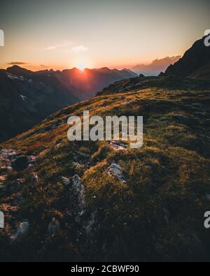 Farbenprächtiger Sonnenuntergang auf der Spitze der österreichischen Alpen - schladminger tauern Stockfoto