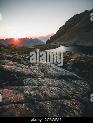 Farbenprächtiger Sonnenuntergang auf der Spitze der österreichischen Alpen - schladminger tauern Stockfoto