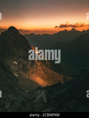 Farbenprächtiger Sonnenuntergang auf der Spitze der österreichischen Alpen - schladminger tauern Stockfoto