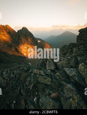 Farbenprächtiger Sonnenuntergang auf der Spitze der österreichischen Alpen - schladminger tauern Stockfoto