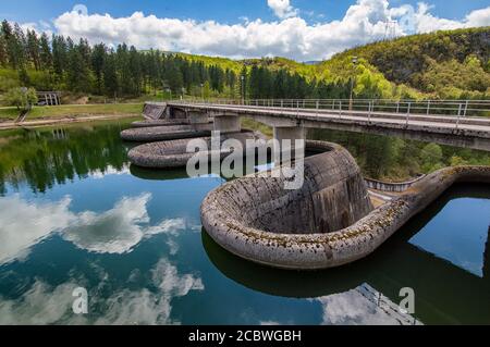 Damm auf dem Radoinja-See, Teil des Sondernaturreservats Uvac an den Hängen des Zlatibor-Gebirges im Südwesten Serbiens Stockfoto