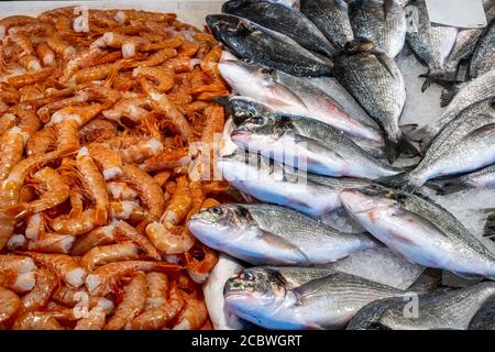 Garnelen und Fisch zum Verkauf auf einem Markt Stockfoto