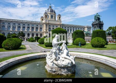 Das Naturhistorische Museum mit einer kleinen Skulptur in Wien, Österreich Stockfoto