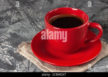 Tasse schwarzen aromatischen frisch gebrühten Kaffee auf grauem Hintergrund Stockfoto