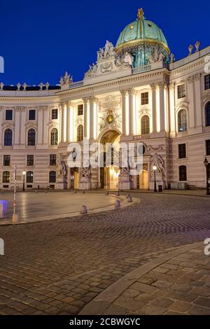 Die berühmte Hofburg in Wien bei Nacht Stockfoto