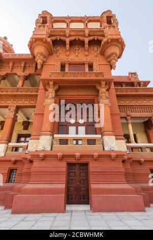 Niedriger Winkel Ansicht der hinteren Fassade des Baron Empain Palace, ein historisches Herrenhaus inspiriert von der kambodschanischen Hindu-Tempel von Angkor Wat, befindet sich in Heliopolis Bezirk, Kairo, Ägypten Stockfoto