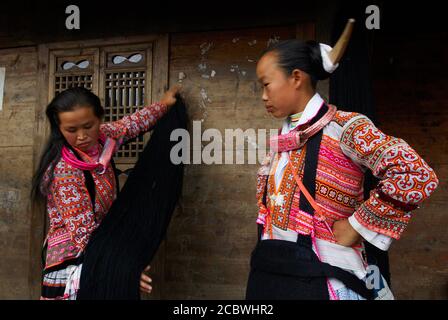 China. Provinz Guizhou. Longjia Dorf. Long Horn Miao Mädchen in traditionellen Kostümen feiern Flower Dance Festival. Stockfoto