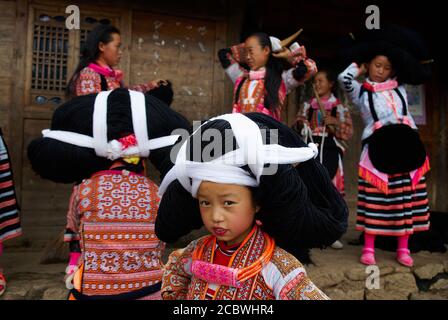 China. Provinz Guizhou. Longjia Dorf. Long Horn Miao Mädchen in traditionellen Kostümen feiern Flower Dance Festival. Stockfoto