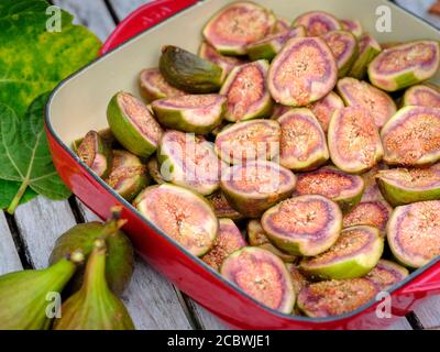 Ein Rösttablett mit halbierten, selbst angebauten Feigen in einem Landgarten im Südosten Großbritanniens, August. Stockfoto