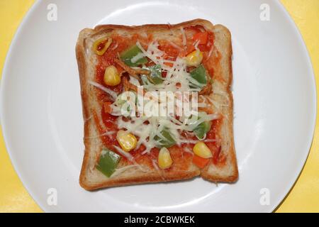 Brownbread Pizza, gekrönt mit Mais, Gemüse und Käse, Kinder-Frühstück, indische Street Food Stockfoto