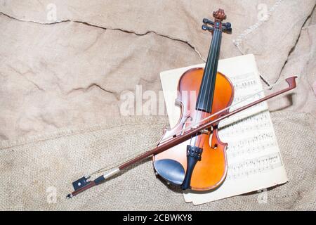 Violine Hals über Musik Papiere Hintergrund Stockfoto