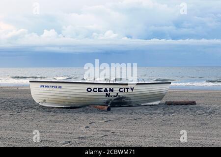 Ein Ocean City Life Boot bereit und wartet am Strand in Ocean City, New Jersey, USA Stockfoto