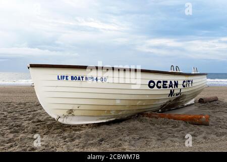 Ein Ocean City Life Boot bereit und wartet am Strand in Ocean City, New Jersey, USA Stockfoto