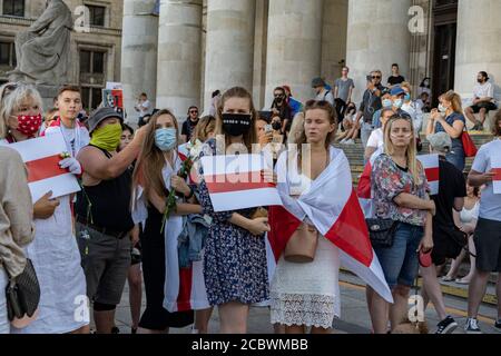 Warschau, Polen. August 2020. Nach den Präsidentschaftswahlen am Sonntag in Belarus, die nach offiziellen Ergebnissen erneut von Aljaksandr Lukaschenka gewonnen wurden, fand die Demonstration unter dem Motto „Freies Warschau für Freies Weißrussland“ statt. Die seit 26 Jahren an der Macht sind, protestieren gegen angeblichen Wahlbetrug in vielen Städten des Landes weiter (Foto: Beata Siewicz/Pacific Press) Quelle: Pacific Press Media Production Corp./Alamy Live News Stockfoto