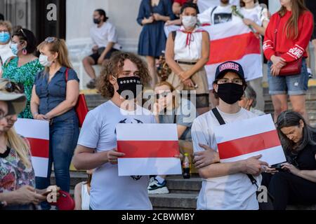 Warschau, Polen. August 2020. Nach den Präsidentschaftswahlen am Sonntag in Belarus, die nach offiziellen Ergebnissen erneut von Aljaksandr Lukaschenka gewonnen wurden, fand die Demonstration unter dem Motto „Freies Warschau für Freies Weißrussland“ statt. Die seit 26 Jahren an der Macht sind, protestieren gegen angeblichen Wahlbetrug in vielen Städten des Landes weiter (Foto: Beata Siewicz/Pacific Press) Quelle: Pacific Press Media Production Corp./Alamy Live News Stockfoto