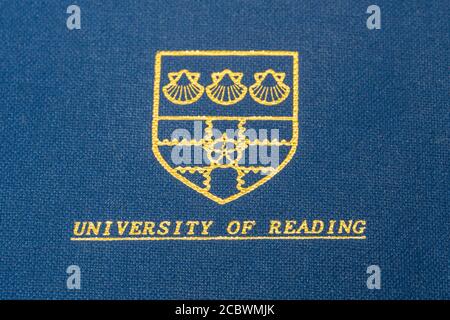 Doktorarbeit Dissertation, gebunden, blau, Nahaufnahme des Wappen der Universität von Reading, UK Stockfoto