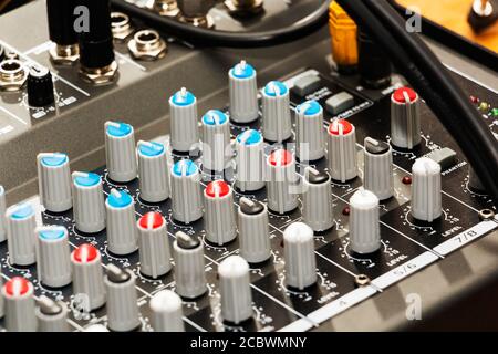 Audio-Buchse und Kabel an Audio-Mixer, Musik-dj-Ausrüstung bei Konzert, Festival, Bar verbunden. Stockfoto