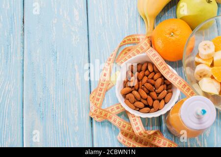 Diät, gesunde und aktive Lifestyle-Konzept, Äpfel, Bananen, Maßband, Saftflasche, mit leerem Kopieplatz. Stockfoto