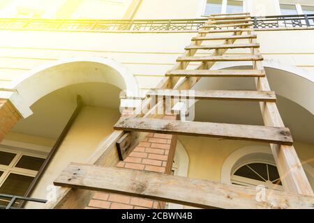 Hausgemachte Holztreppe zum Dach. Das Konzept von Wachstum und Entwicklung. Stockfoto