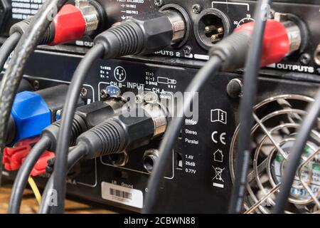 Audio-Buchse und Kabel an Audio-Mixer, Musik-dj-Ausrüstung bei Konzert, Festival, Bar verbunden. Stockfoto