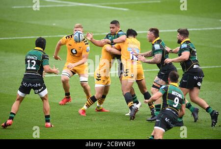 Samuel Matavesi von Northampton Saints (Mitte) entlastet den Ball an Mannschaftskollegen Piers Francis (links) während des Spiels der Gallagher Premiership in Franklin's Gardens, Northampton. Stockfoto