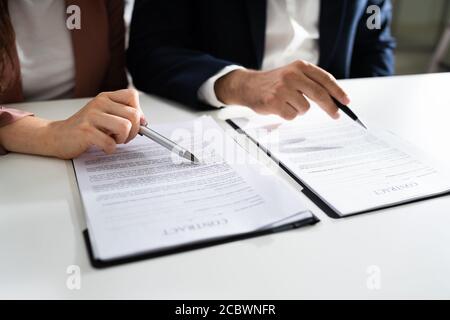 Rechtsanwalt Personen Überprüfen Dokument Vor Der Unterzeichnung In Office Stockfoto