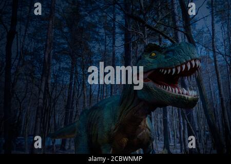 Dinosaurier-Statue im Waldpark , Dinosaurier-Statue Bild in der Natur für den Hintergrund. Stockfoto