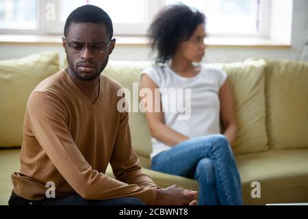 Traurig wütend afrikanischen verheirateten Paar ignoriert einander nach Streit Stockfoto