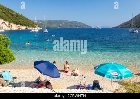 Touristen genießen Desimi Beach, Lefkada, Ionische Inseln, Griechenland Stockfoto