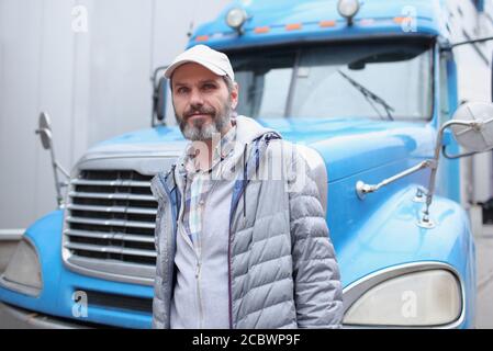 LKW-Fahrer in der Nähe von Retro-Stil LKW Stockfoto