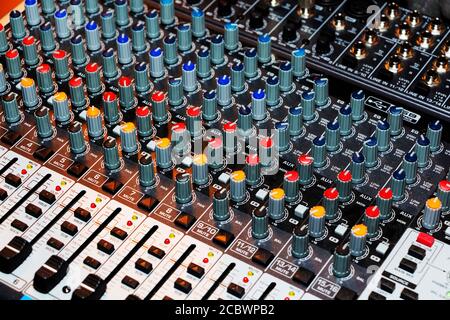 Detail eines Musik-Mixer-Desk mit verschiedenen Knöpfen Stockfoto