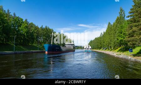 Stückgutschiff nähert sich Mälkiä Schleuse im Saimaa Kanal Stockfoto