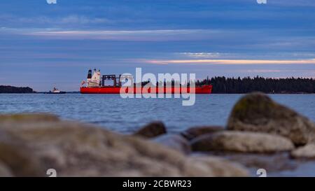 Das offene Frachtschiff Saga Faith von Saga Welco fährt vom Hafen Vuosaari in Helsinki, Finnland, aus Stockfoto