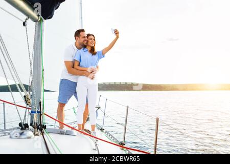 Schönes Paar Steht Auf Yacht Machen Selfie Während Der Bootstour Stockfoto