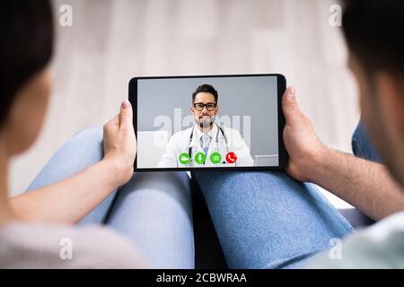 Schwangeres Paar In Online-Videokonferenz-Anruf Mit Doktor Stockfoto