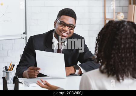 Glückliche Personalmanager und junge Bewerber auf Arbeit Interview Im Büro des Unternehmens Stockfoto