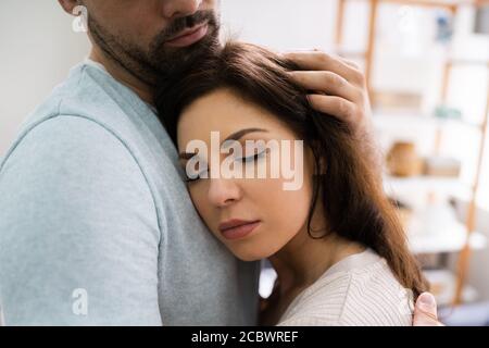 Mann Freund Umarmt Depressive Frau Freundin In Beziehung Stockfoto